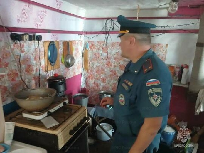 В Обоянском районе спасатели проверили пожарную безопасность многодетных семей