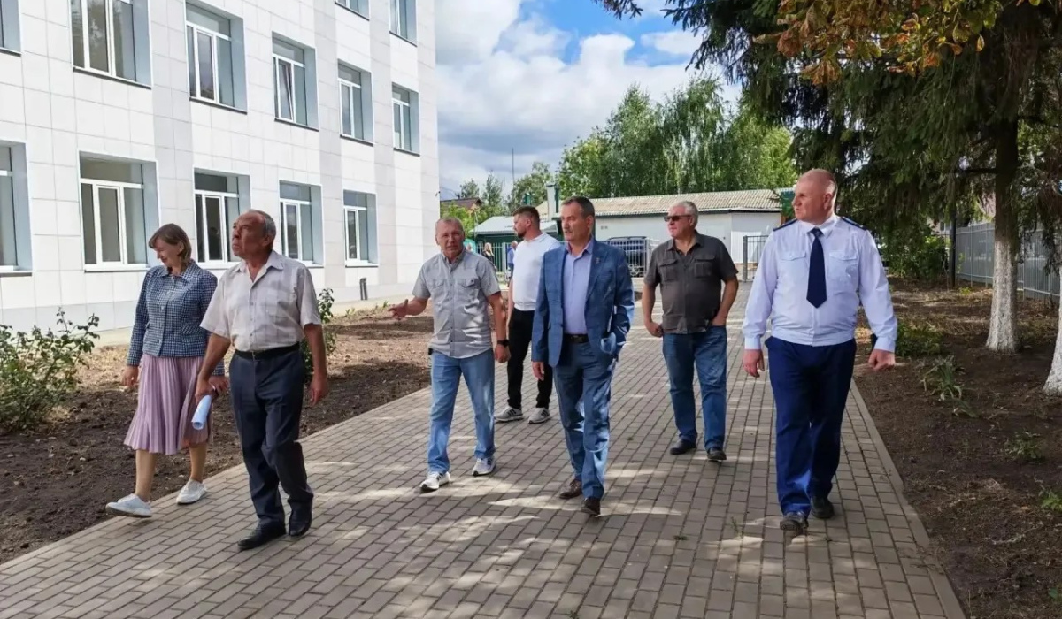 В Курской области прокурор проверил завершение капремонта Золотухинской школы