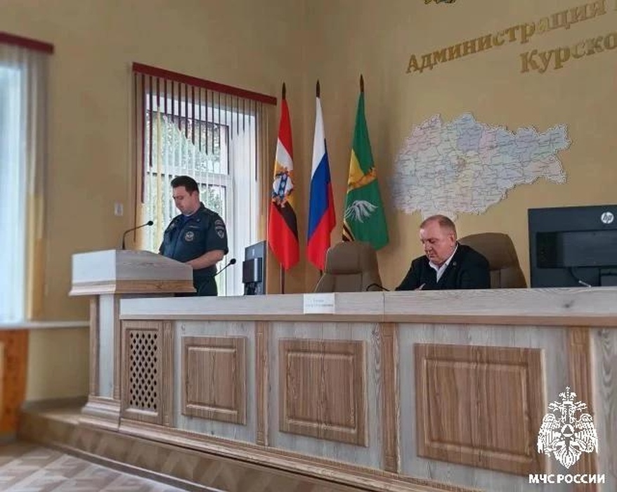 В Курской области сотрудники МЧС проводят инструктажи на избирательных участках