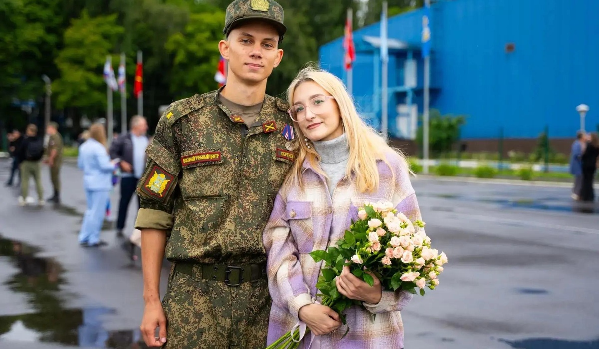 В Курске курсант ЮЗГУ сделал предложение своей девушке на выпускном