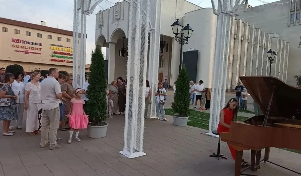 Юные таланты Курска сыграли на «Открытом рояле» на Театральной площади