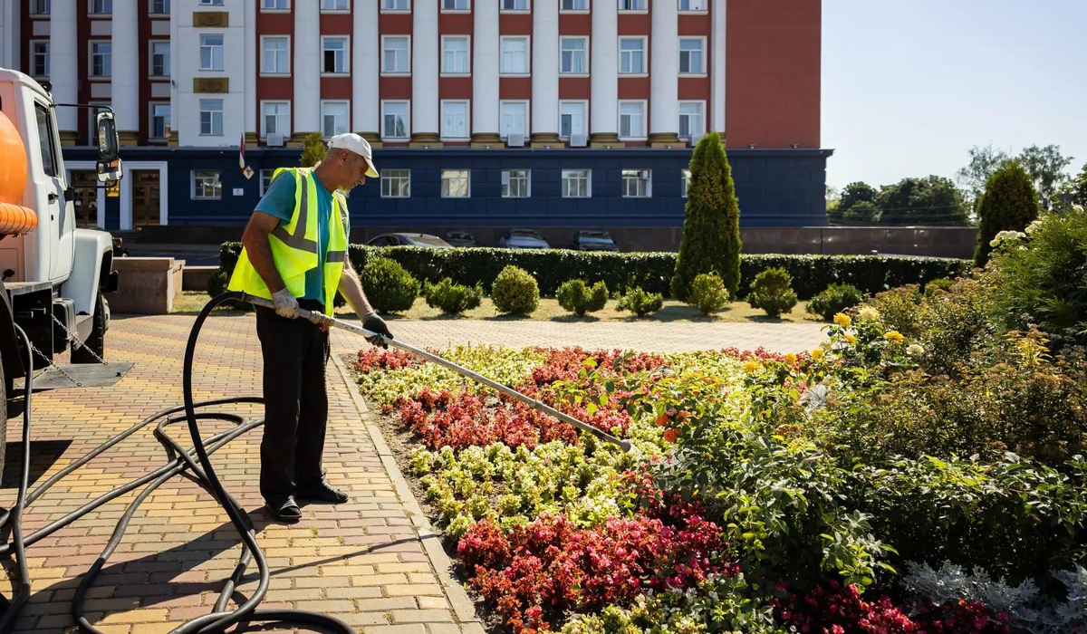 В Курске ежедневно на полив городских клумб тратят более 45 кубометров воды