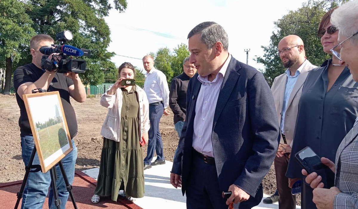 Александр Хинштейн осмотрел новые пришкольные стадионы в Курске