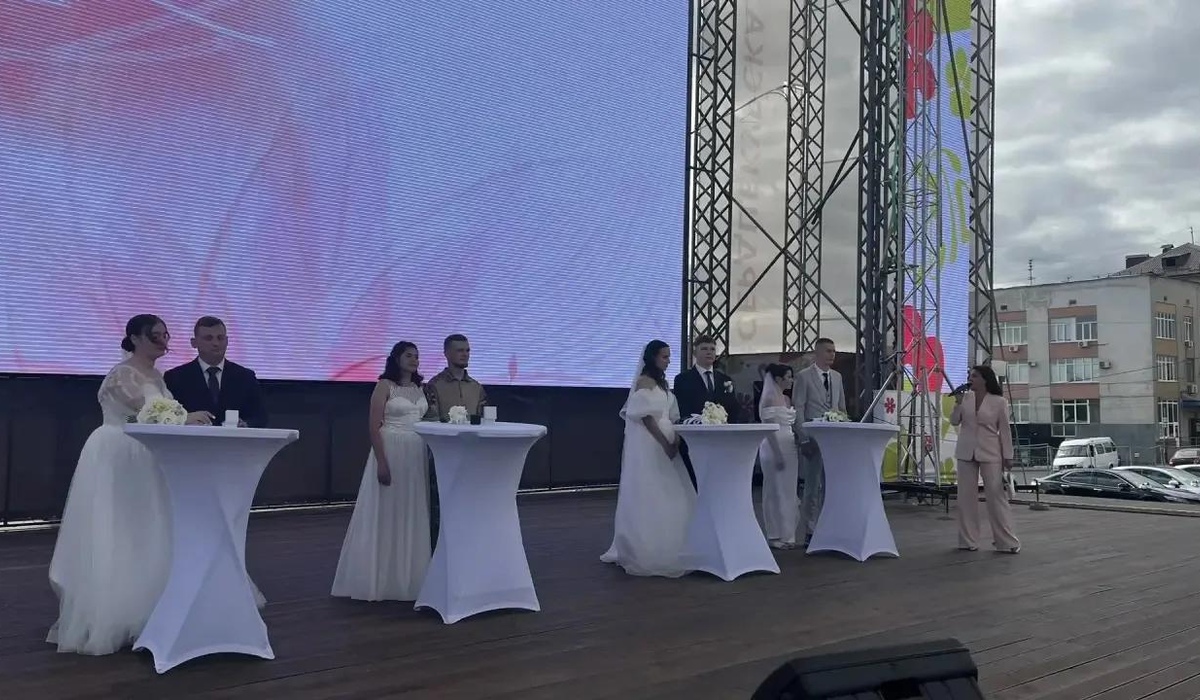 В Курске на Полугоре прошел «Свадебный вернисаж» для молодоженов и юбиляров