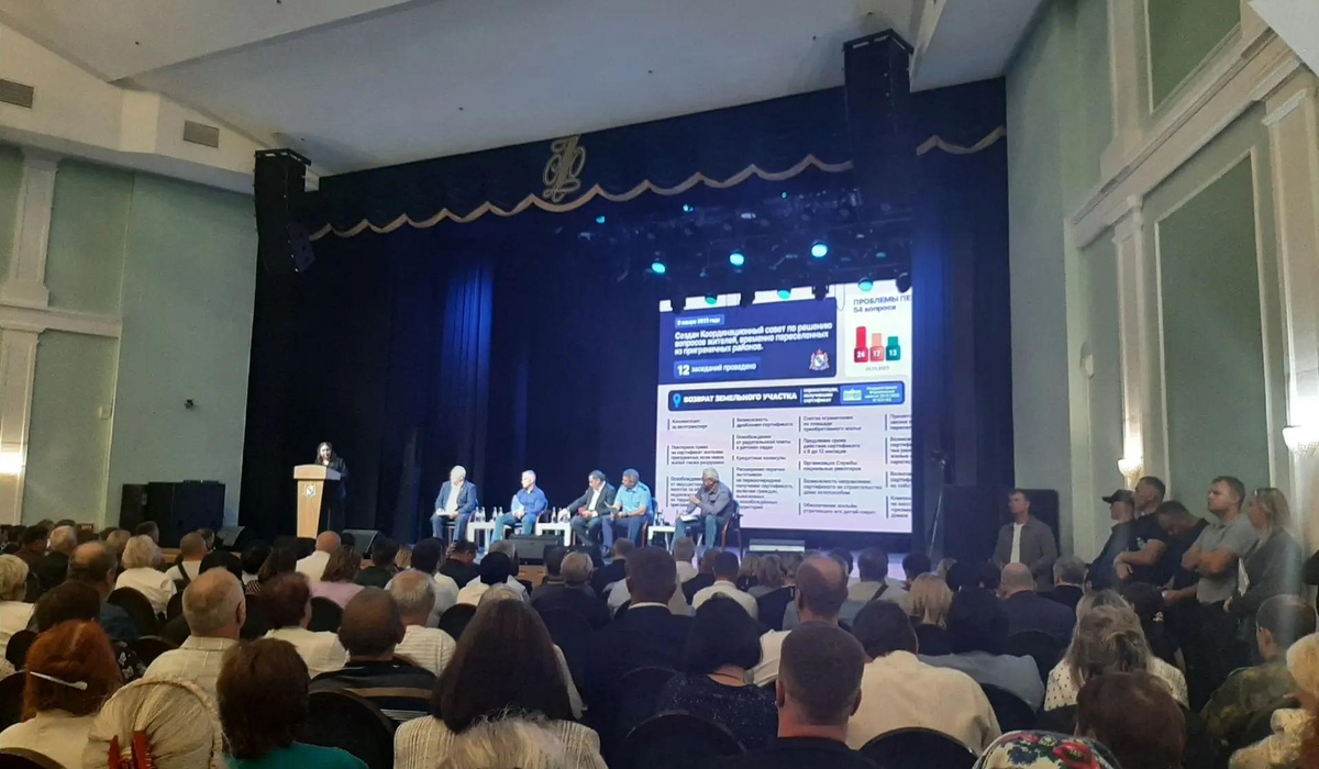 В Курске началась встреча губернатора с жителями трех приграничных районов