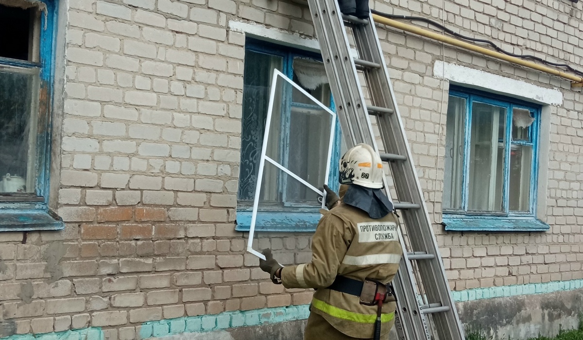 В Курской области огнеборцы оказали помощь упавшей пожилой женщине