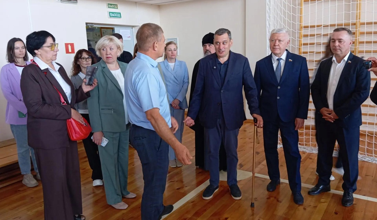 Александр Хинштейн осмотрел соцобъекты в Поныровском районе