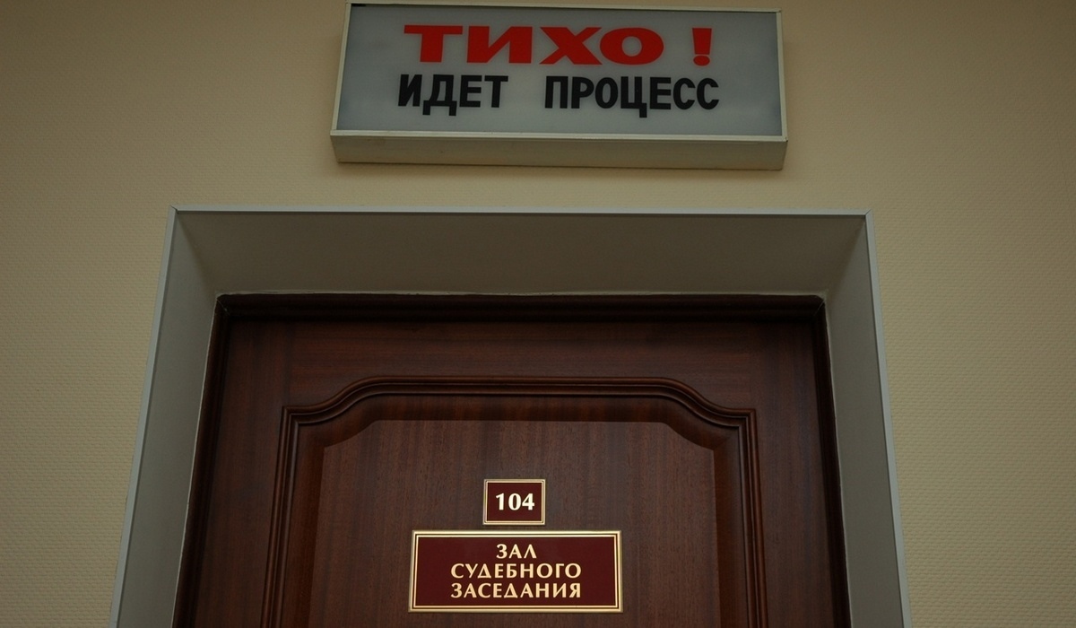 В Курской области мужчина судится с магазином за травму от падения стеллажа