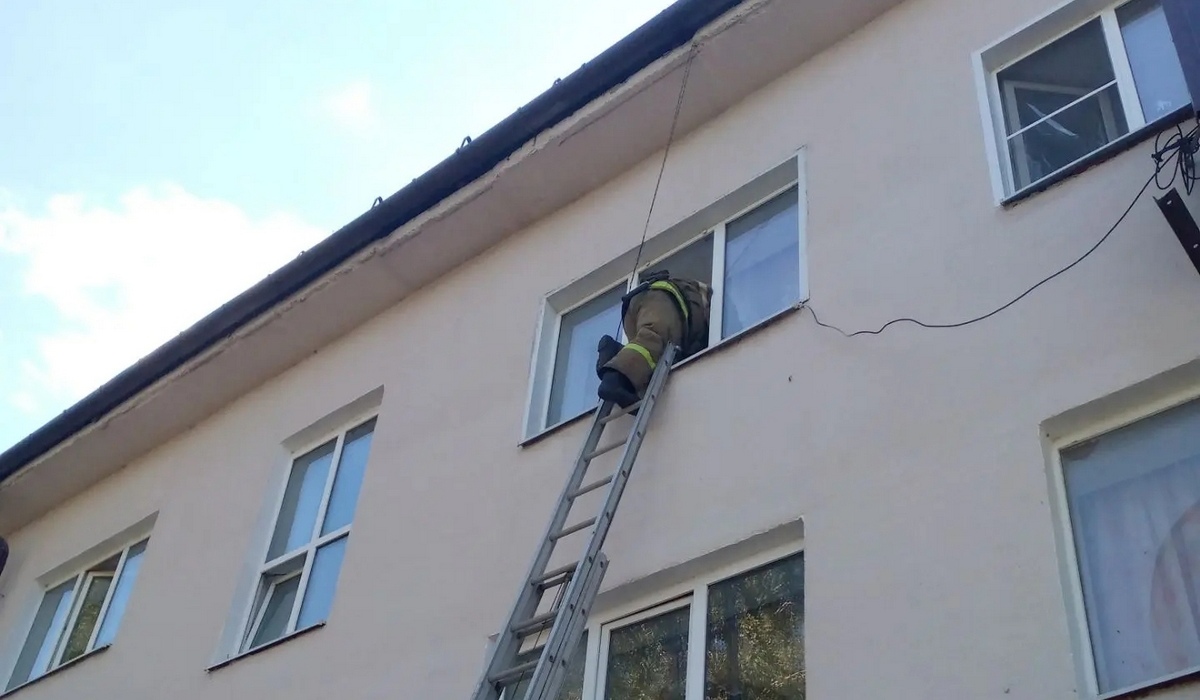 В Курской области пожарные помогли пенсионерке с травмой ноги попасть в больницу
