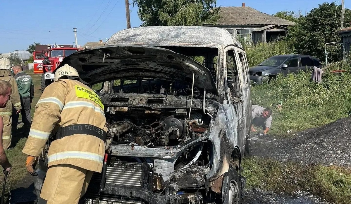 В Курской области жители потушили автомобиль до приезда спасателей