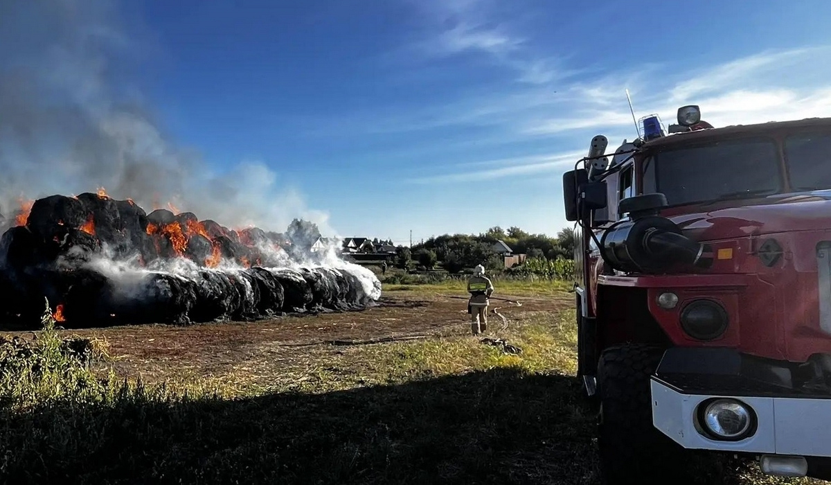 В Курской области огонь уничтожил 150 тюков сена