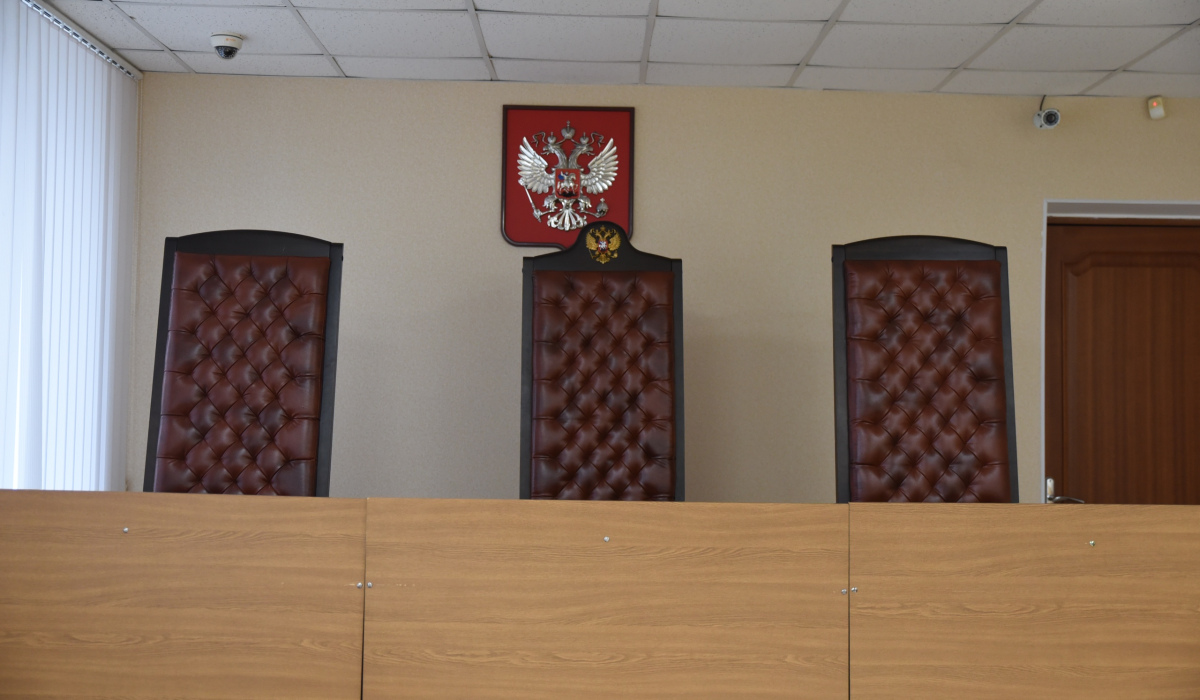 Курянку арестовали на трое суток за неуплату штрафа и мат в суде