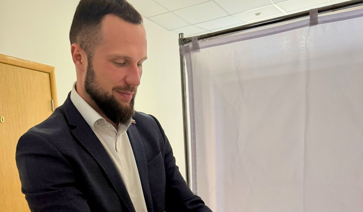 Депутат Алексей Золотарев проголосовал на выборах в Курске