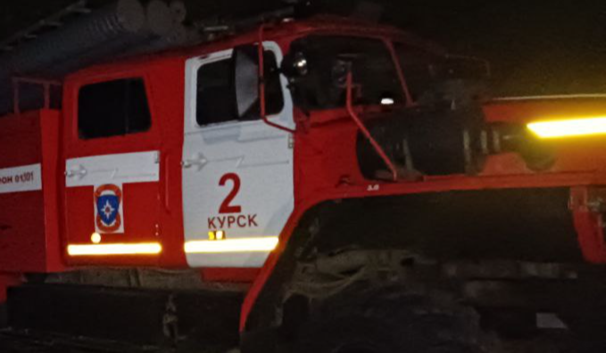 В Курске вечером 27 сентября 11 человек тушили пожар на улице Садовой