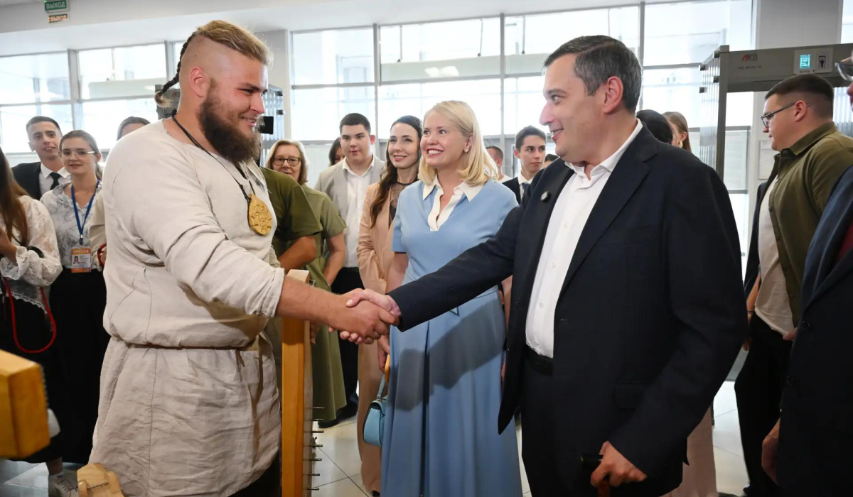Курские студенты научили Александра Хинштейна писать по-китайски