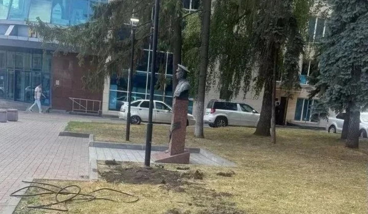В Курске восстановили подсветку бюста Михаила Булатова