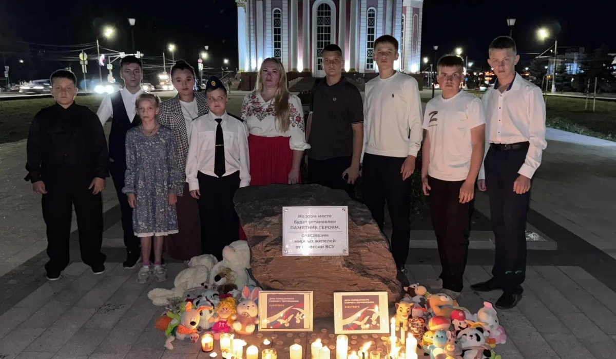 Жители Курска почтили память погибших в Беслане акцией на проспекте Победы