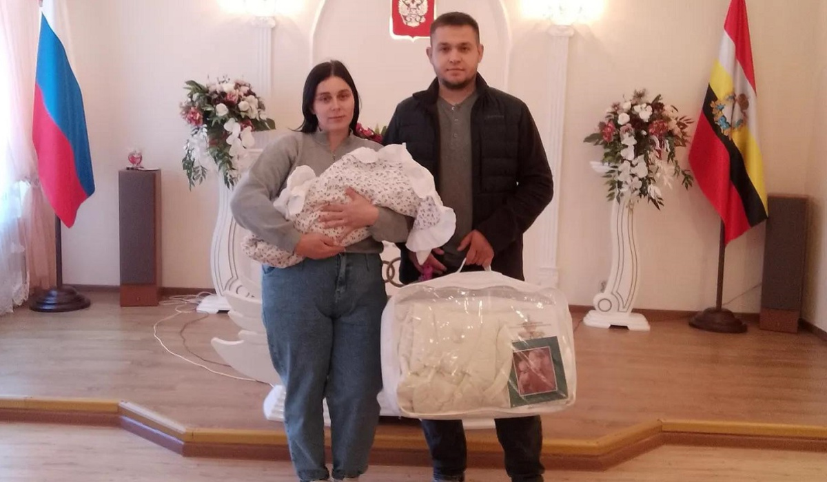 В Курской области многодетная семья зарегистрировала дочь через суперсервис