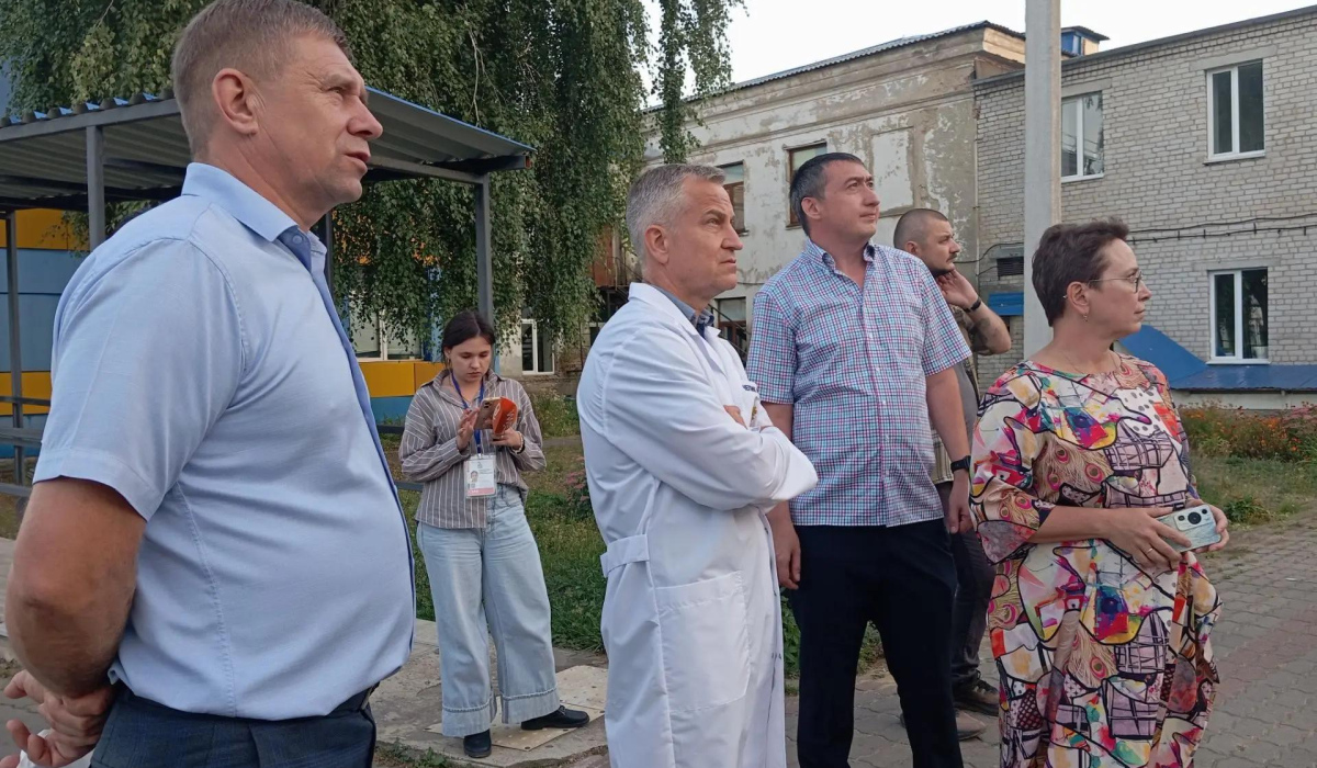 Замгубернатора Александр Чепик ознакомился с ходом ремонта Поныровской ЦРБ