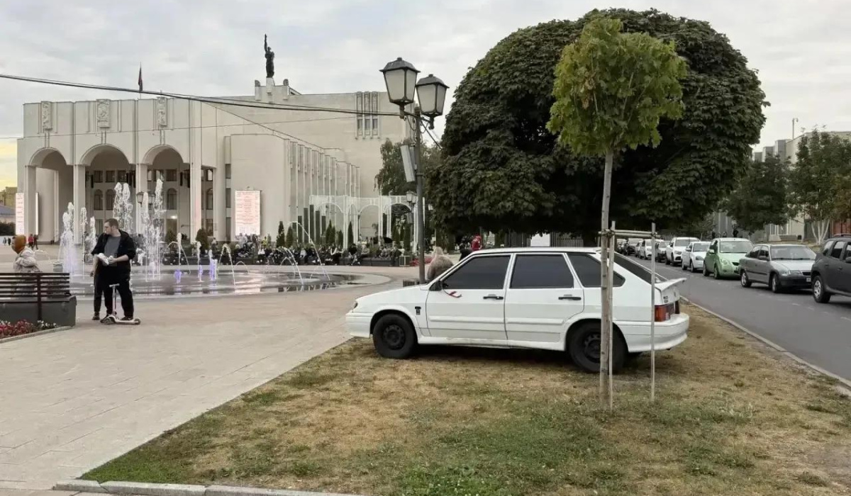 В Курске на Театральной площади водитель без номеров припарковался на газоне