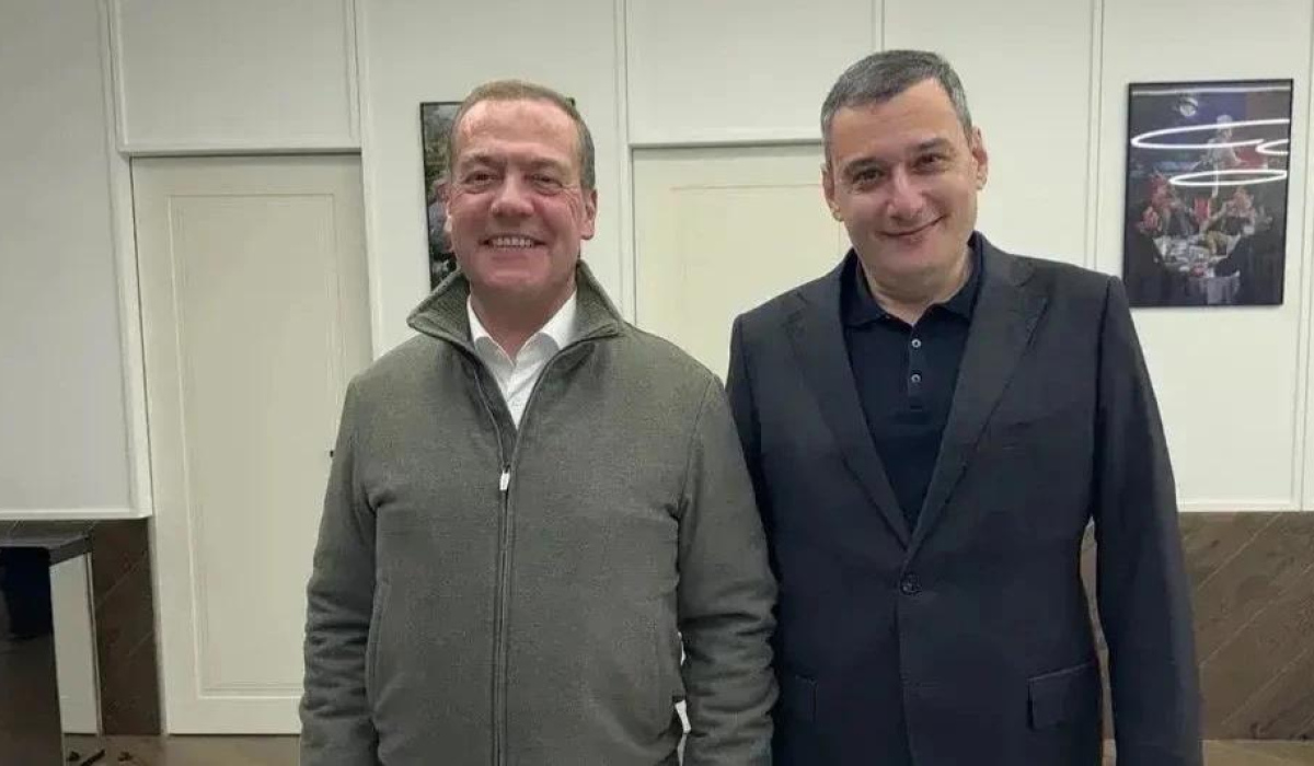 Губернатор Александр Хинштейн поздравил с днем рождения Дмитрия Медведева