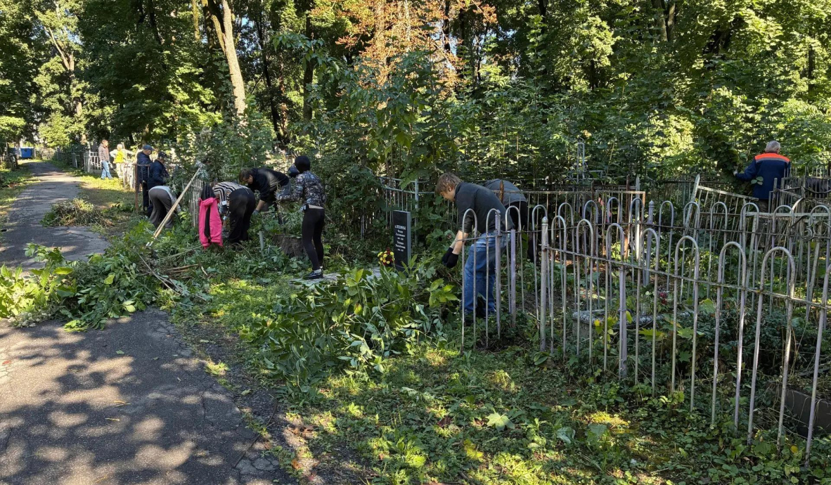 В Курске работники культуры привели в порядок Никитское кладбище