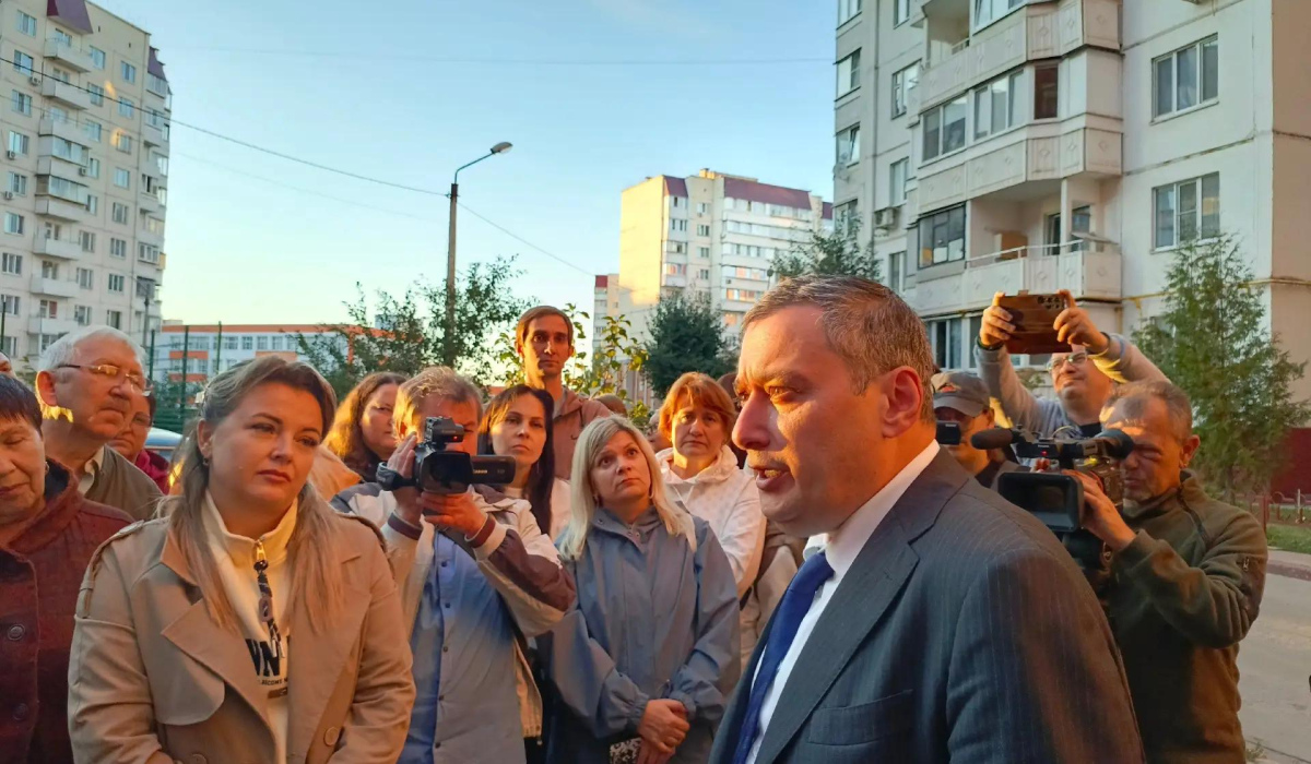 Александр Хинштейн осмотрел поврежденный БПЛА дом в Железногорске