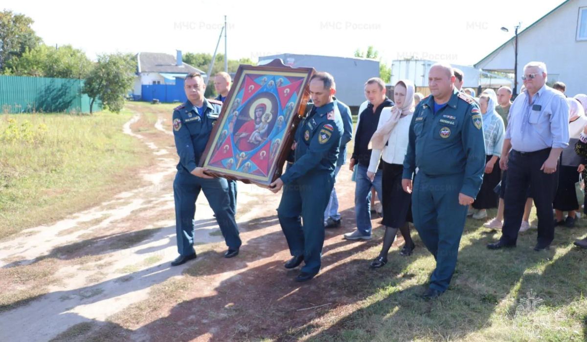 Курские спасатели стали участниками крестного хода с иконой «Неопалимая Купина»