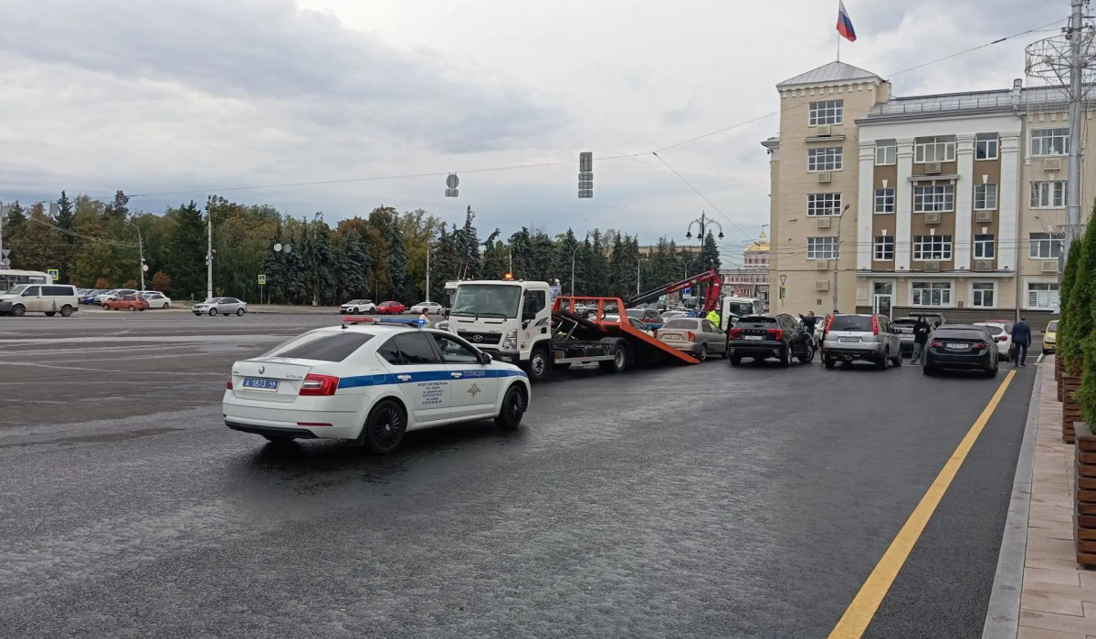 В Курске на Красной площади города работают два эвакуатора и сотрудники ГАИ