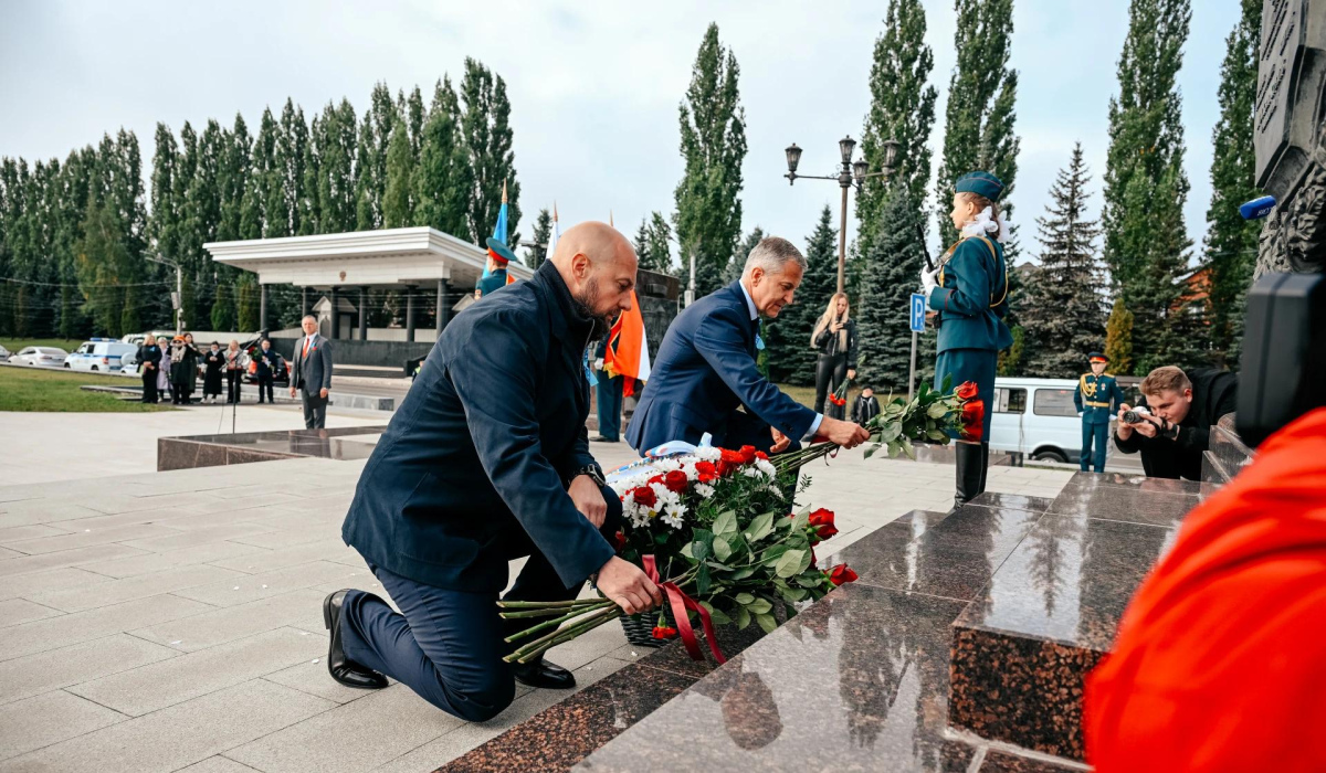 В Курске возложили цветы в День города