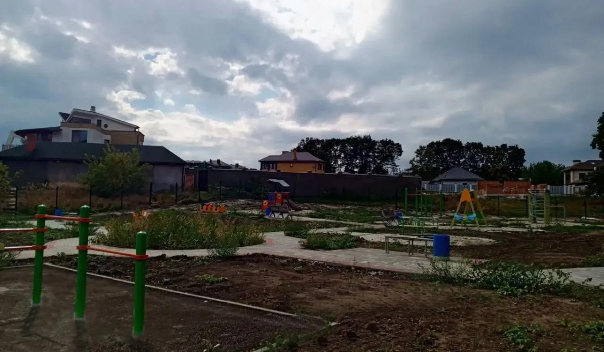 Под Курском продолжают благоустраивать детскую и спортивную площадки
