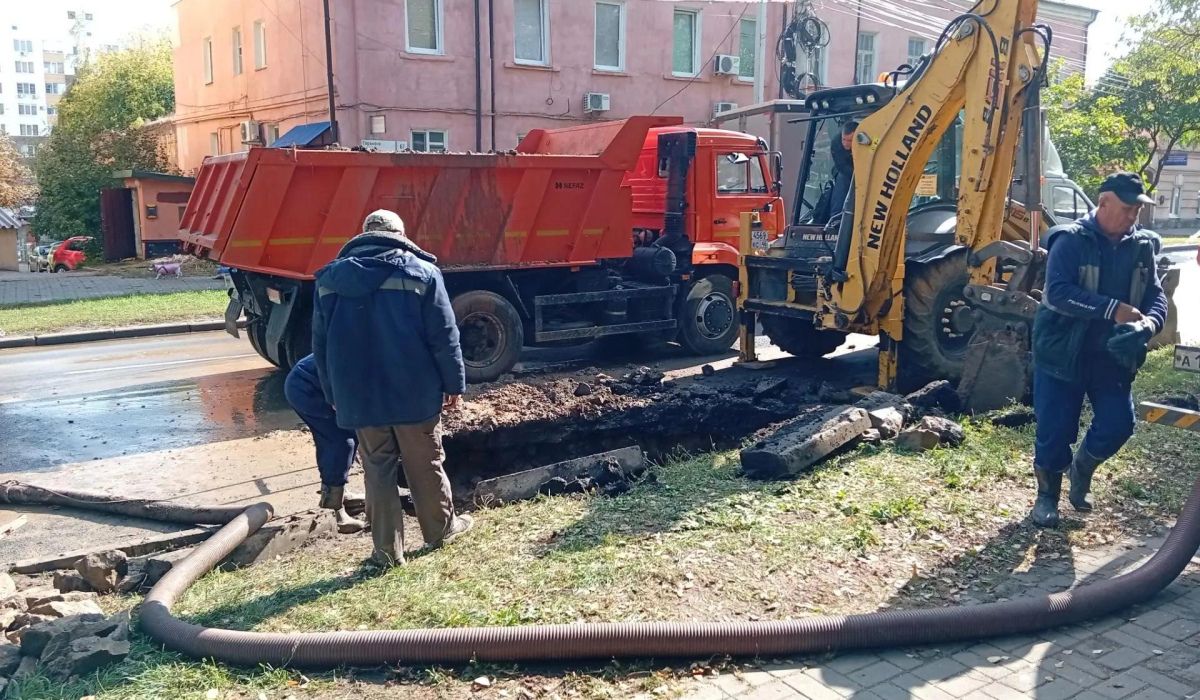 В Курске ремонтируют трубопровод на перекрестке улиц Мирная и Горького