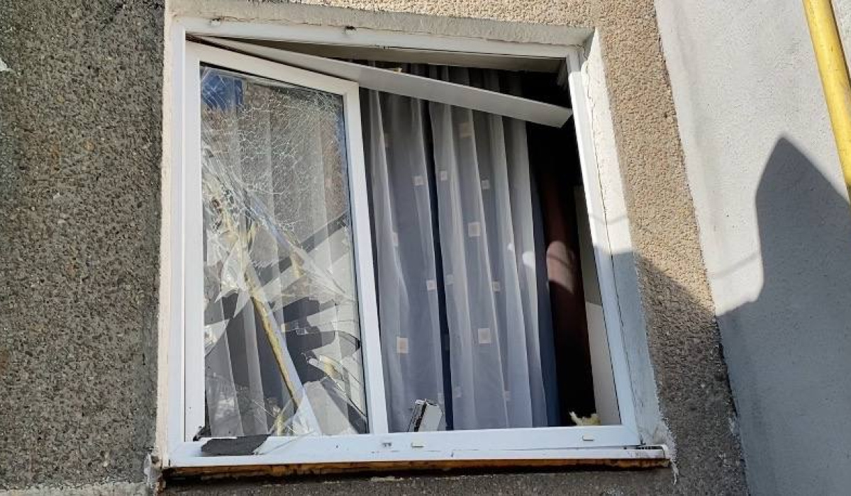 Обломками ракет в Курске и районе повреждены 2 автомобиля и 8 домов