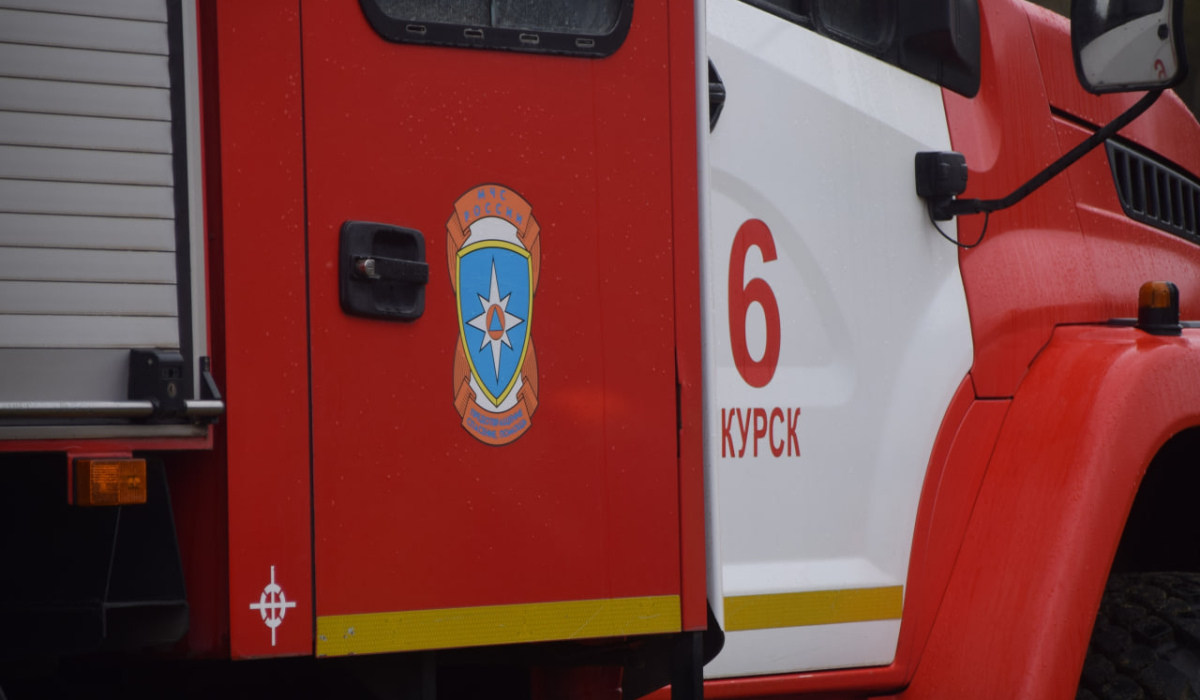За сутки в Курской области МЧС выезжали на 12 пожаров и 9 ДТП