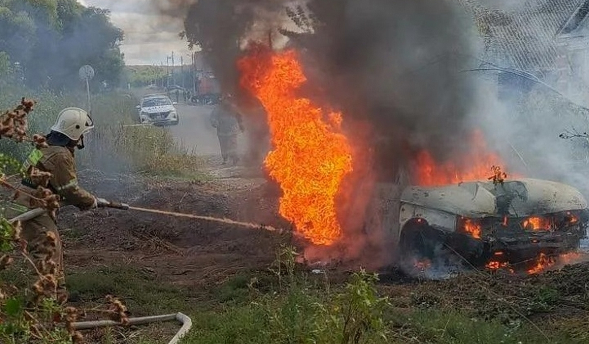 В Лобазовке Курской области после столкновения с опорой загорелся автомобиль