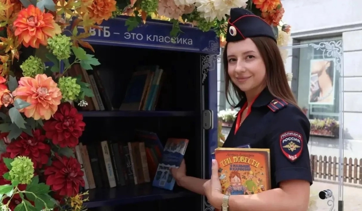 В Курске полицейские пополнили шкаф свободного книгообмена