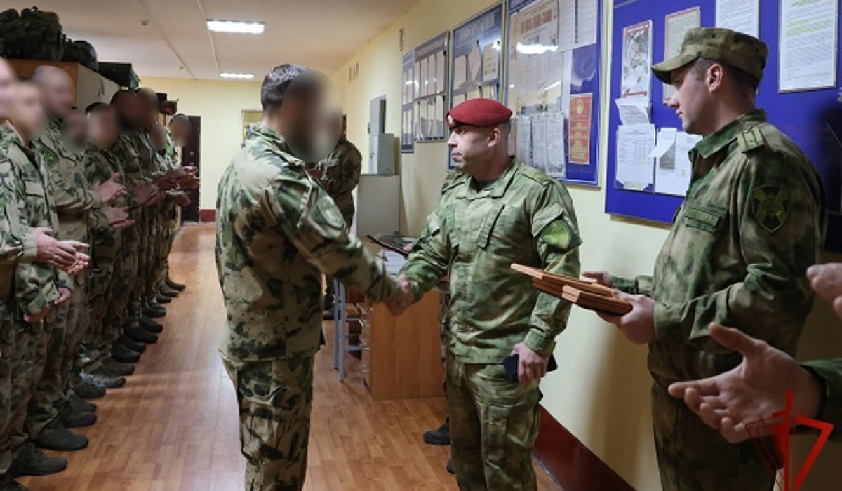 В Курске отметили День СОБР Росгвардии награждением отличившихся бойцов