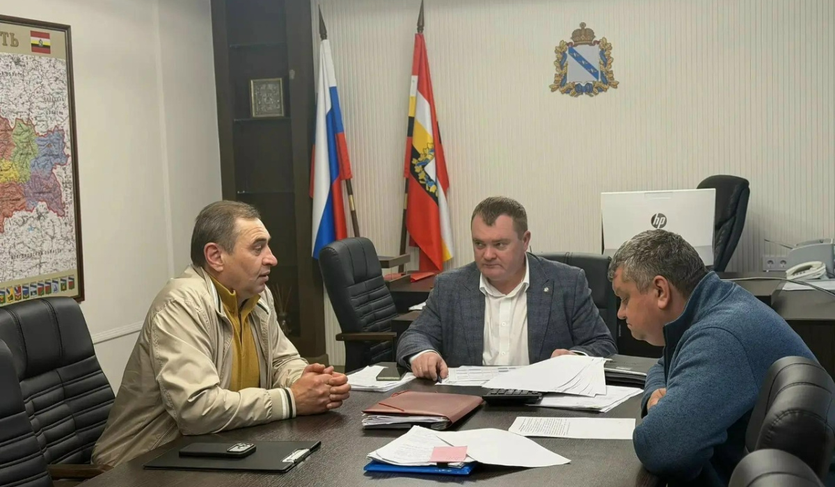 В Курской области решают проблему со спуском пруда у деревни Сербинка