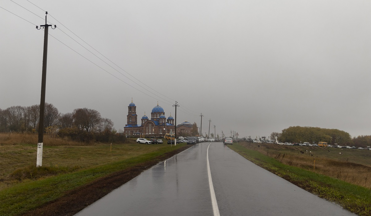 В Курской области отремонтировали дорогу к храму в Медвенском районе