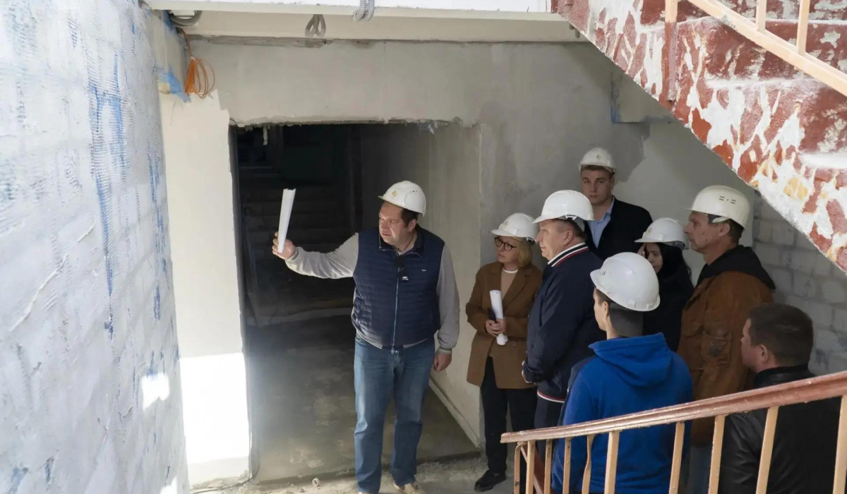 Замгубернатора Оксана Крутько проверила ход ремонт в общежитии курского вуза