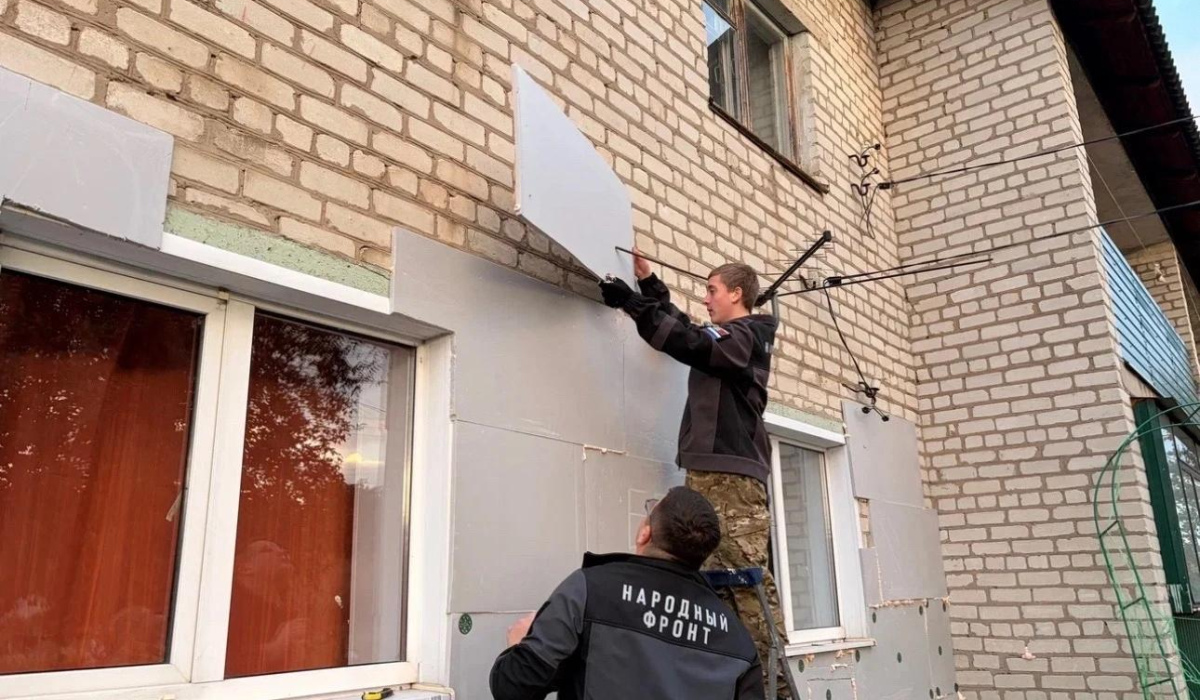 В Курской области волонтеры утеплили дом учительницы с двумя сыновьями на СВО