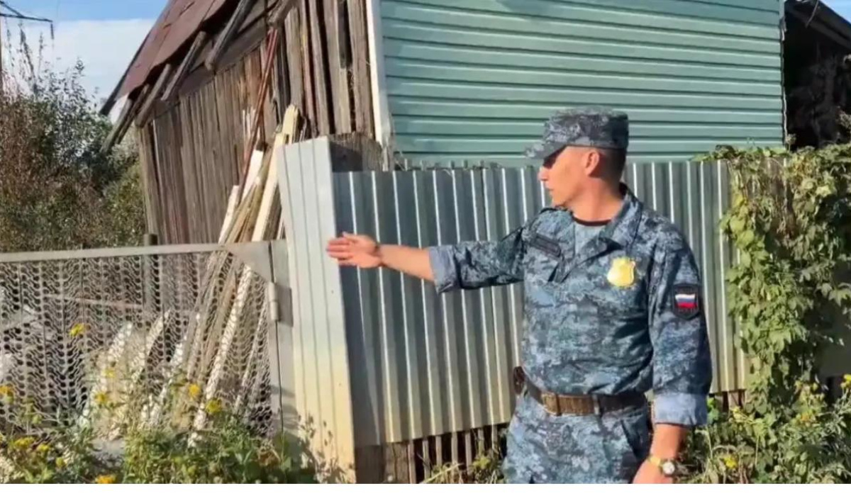 В Оренбургской области пристав спас пенсионерку из горящего дома