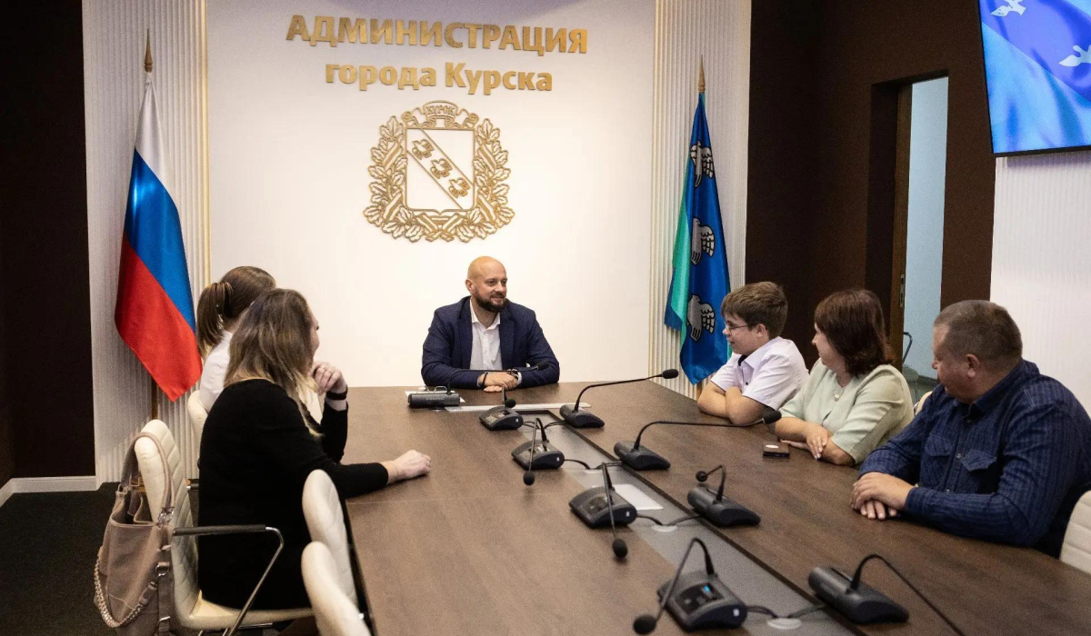 Мэр Евгений Маслов встретился с авторами лучших роликов о Курске