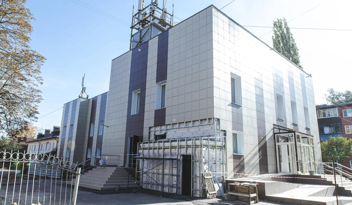 В Курске почти завершили ремонт фасада центра народного творчества «Русь»