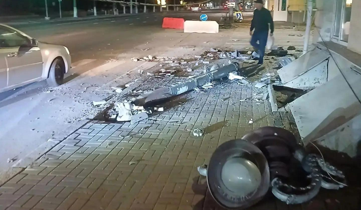 В Курске на улице Ленина заменили опору наружного освещения, поврежденную в ДТП