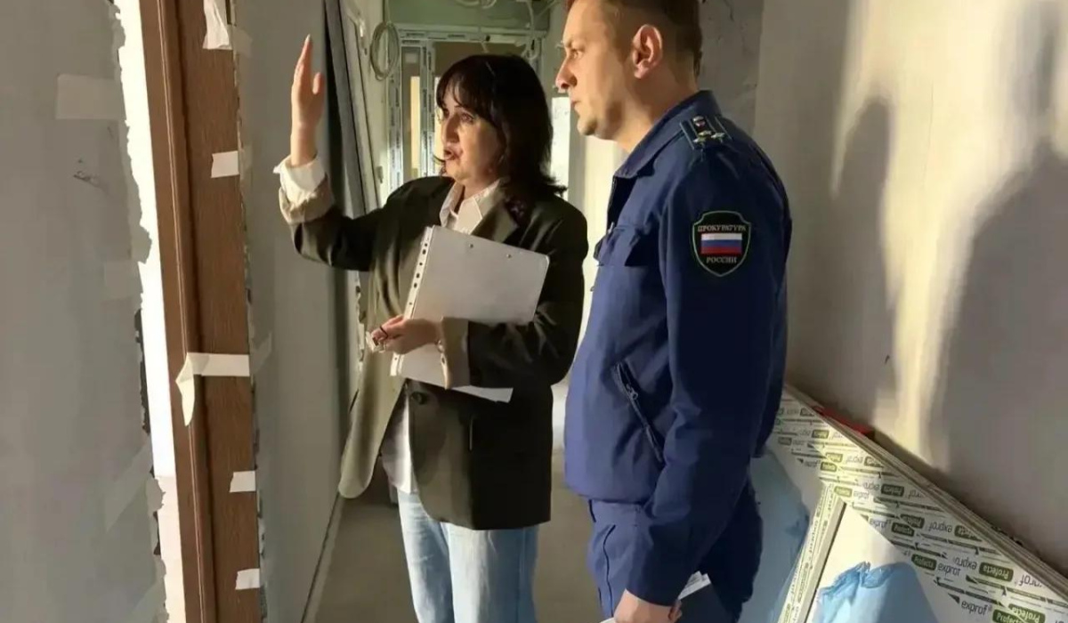 В Курском районе прокурор проверил ход капремонта Дома социального обслуживания