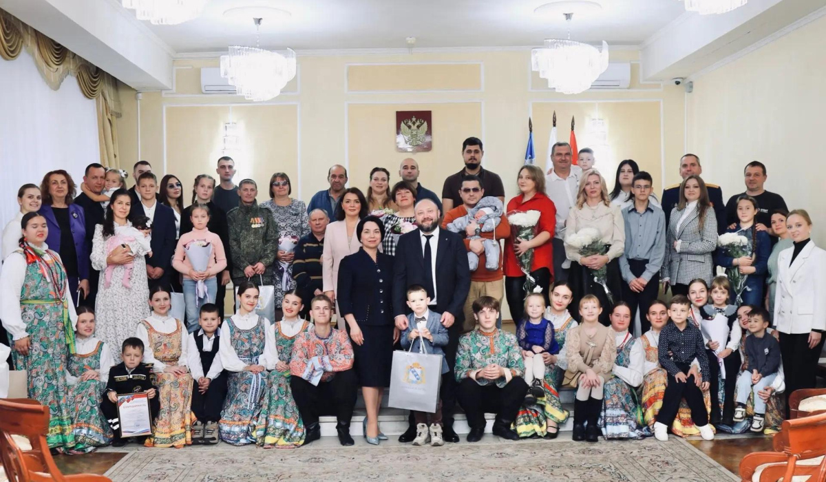 В Курске торжественно отметили День отца и поздравили многодетные семьи региона