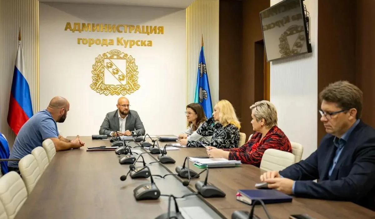 В Курске мэр встретился с предпринимателем, который снес остановку на КЗТЗ