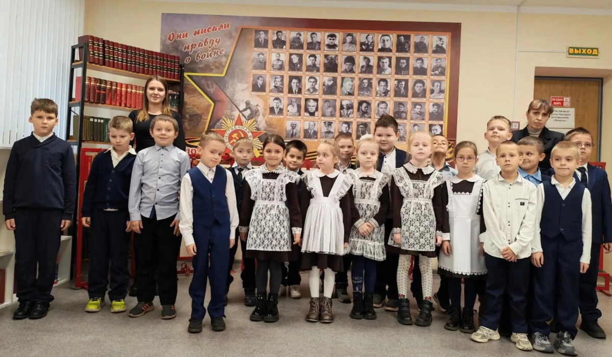 Курские школьники побывали на экскурсии в Зале памяти писателей-фронтовиков