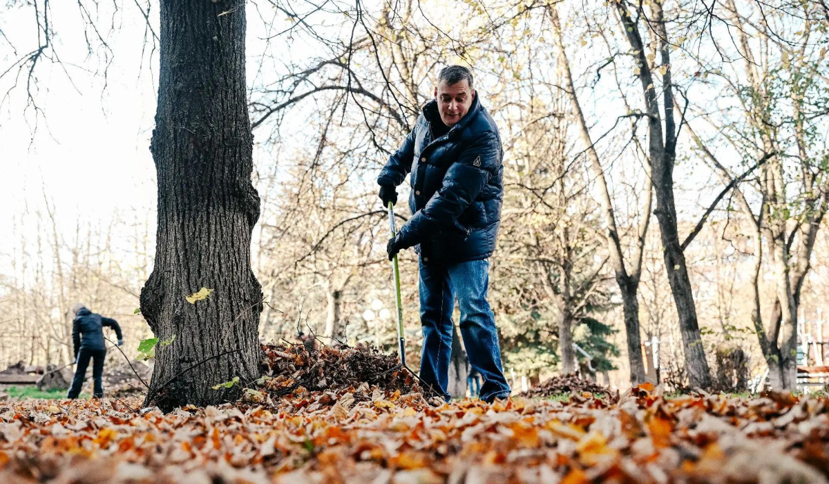 Губернатор Александр Хинштейн принял участие в первом осеннем субботнике
